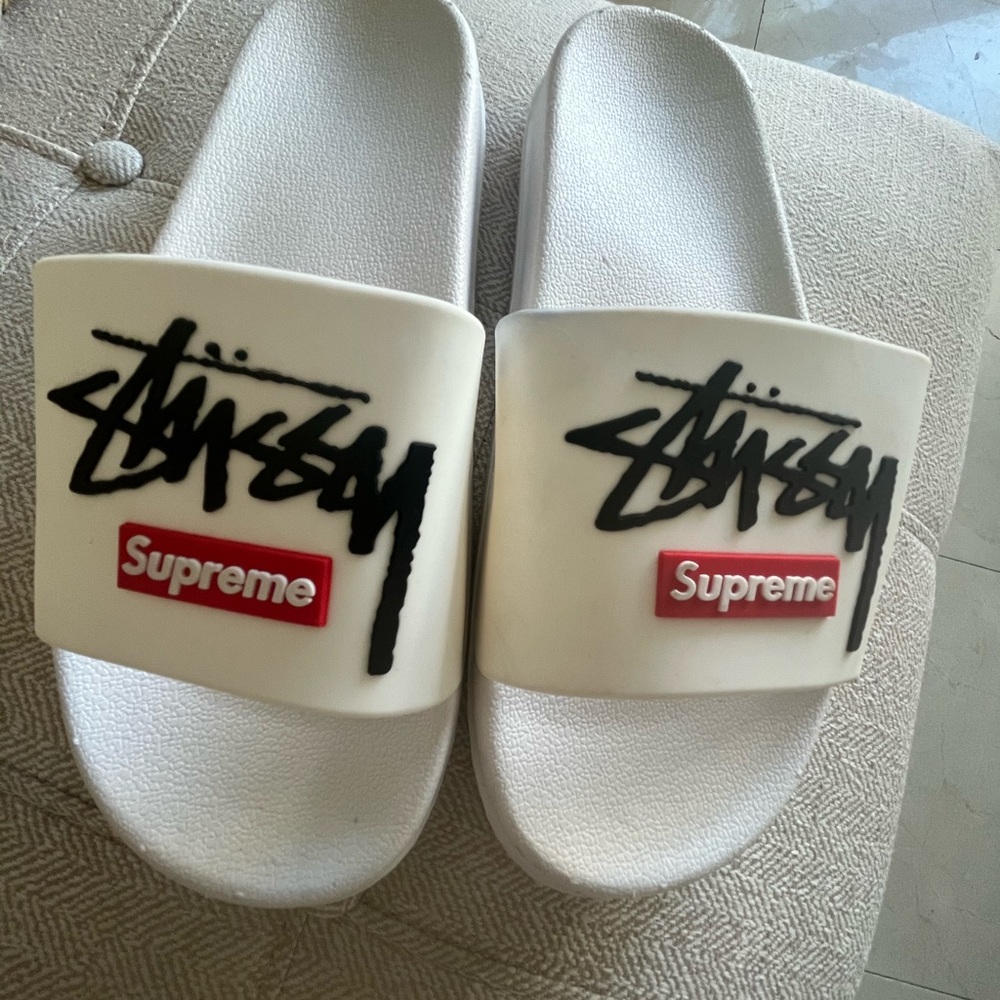 Supreme Slides men size 8 / women size 9.5 -10 .Unworn excellent condition.